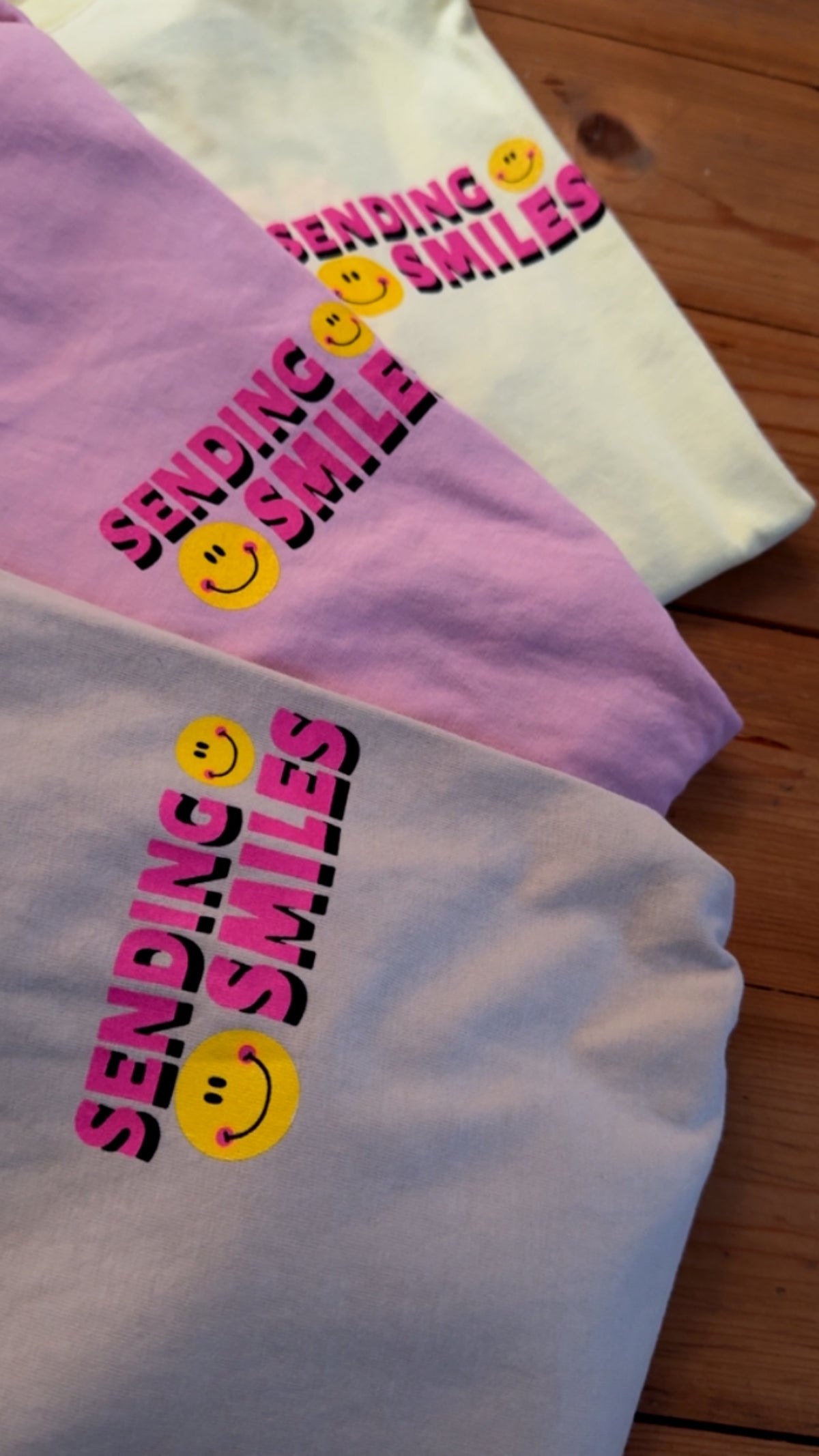 T-SHIRT SENDING SMILES PREMIUM