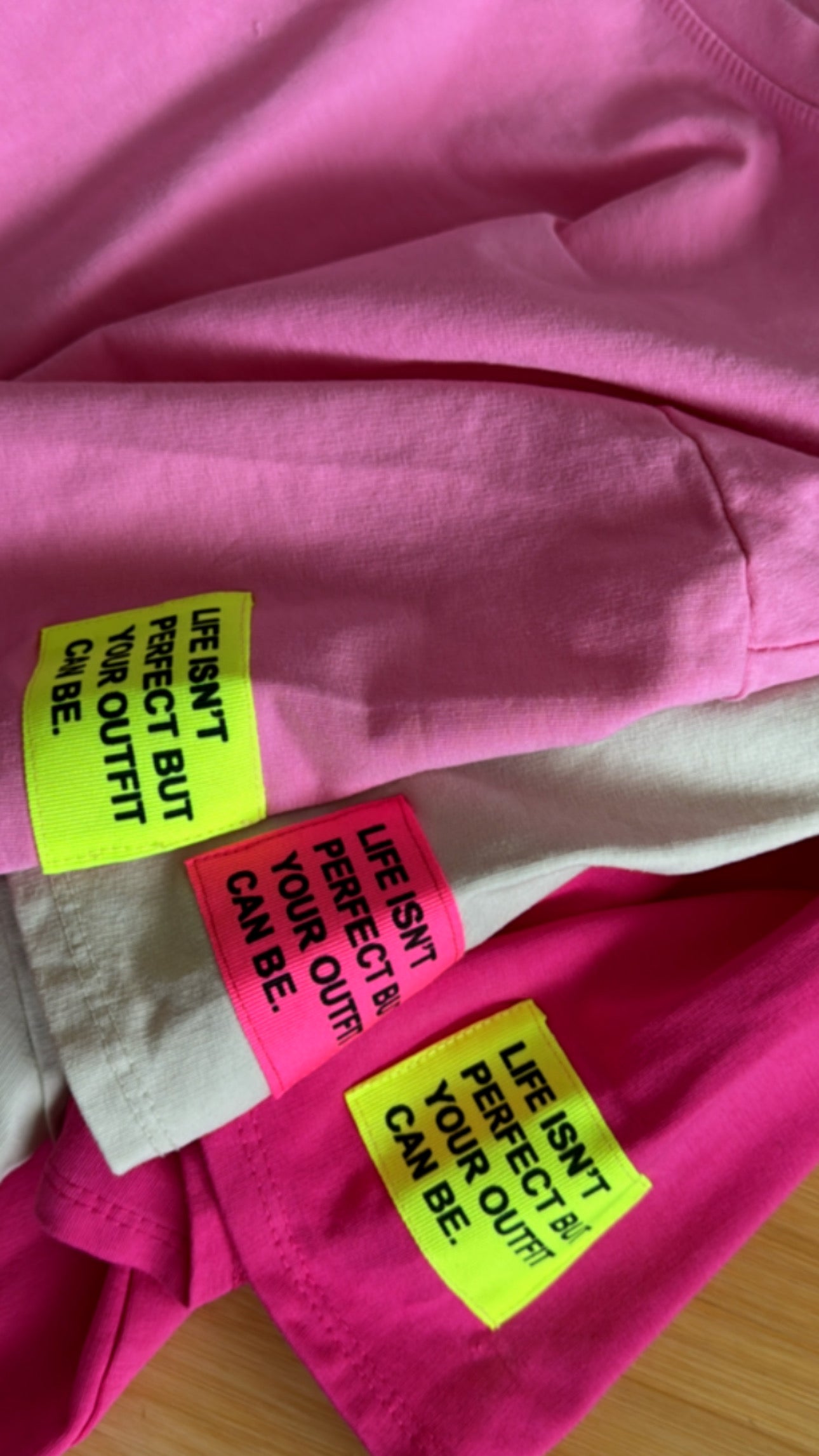 T-SHIRT PREMIUM UNI + NEON PATCH