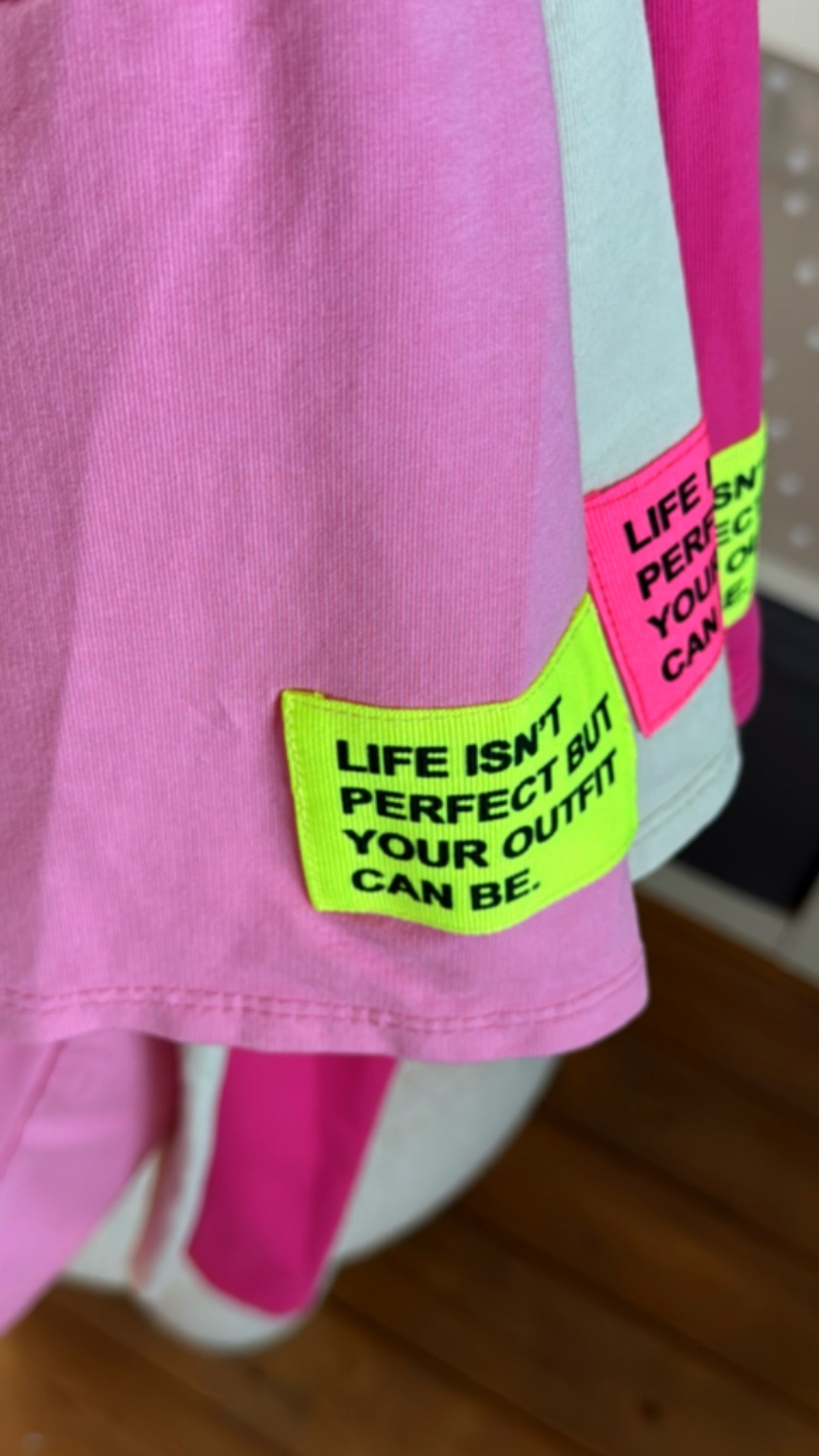 T-SHIRT PREMIUM UNI + NEON PATCH