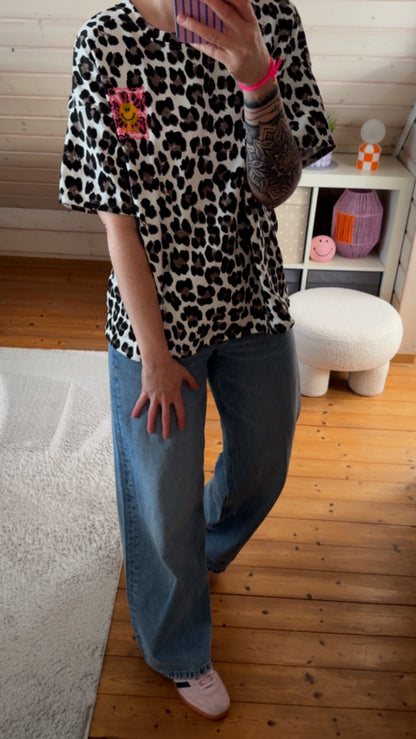 T-SHIRT FRENCH TERRY / LEO- SMILE STICKEREI