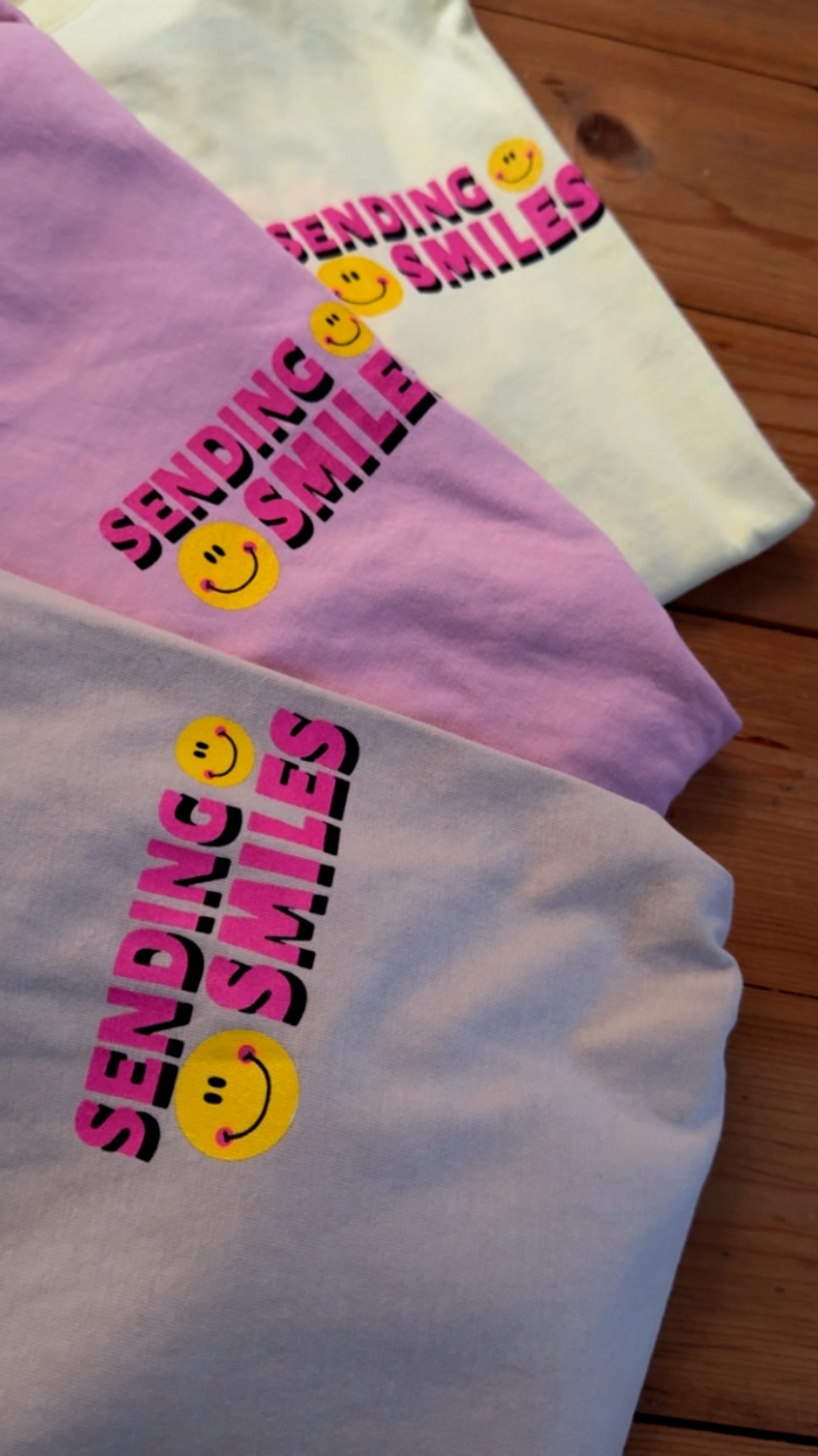 T-SHIRT SENDING SMILES PREMIUM