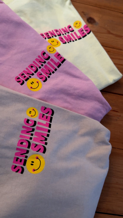 T-SHIRT SENDING SMILES PREMIUM