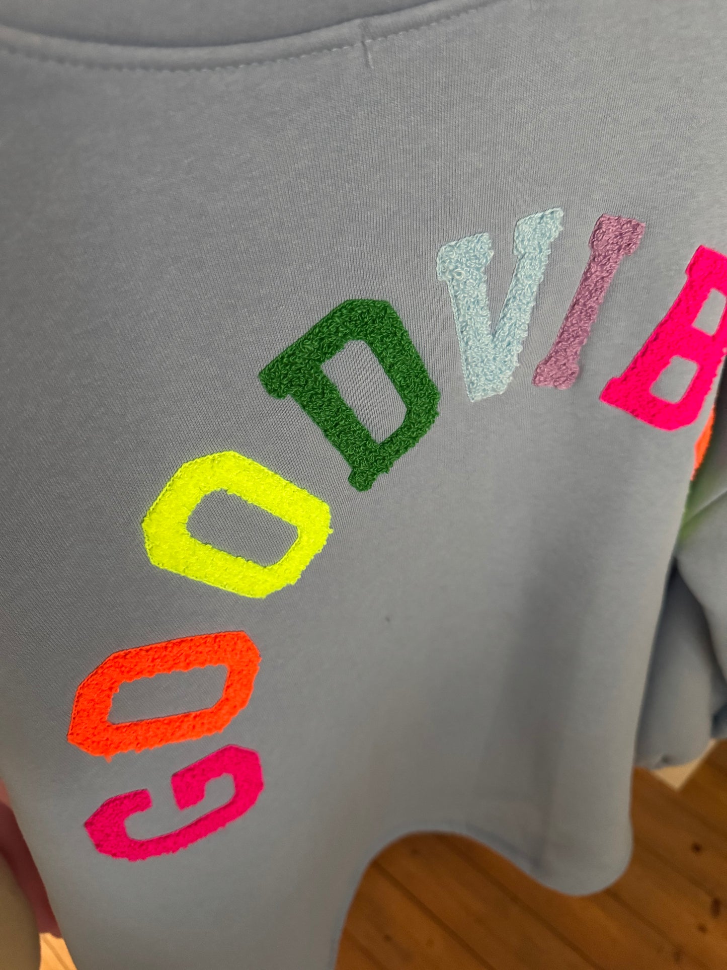 GOOD VIBES SWEATER PREMIUM FLUFFY