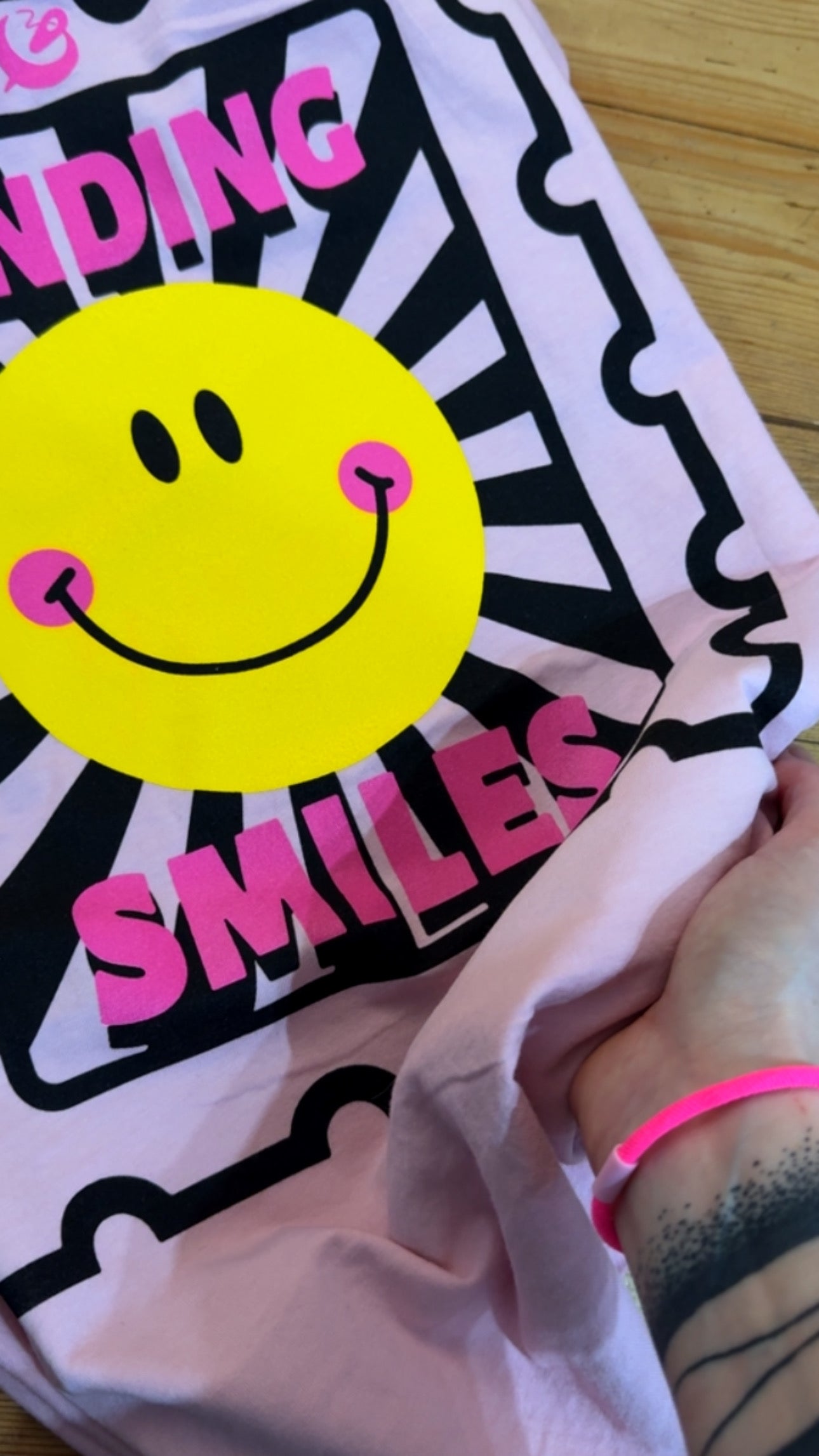 T-SHIRT SENDING SMILES PREMIUM