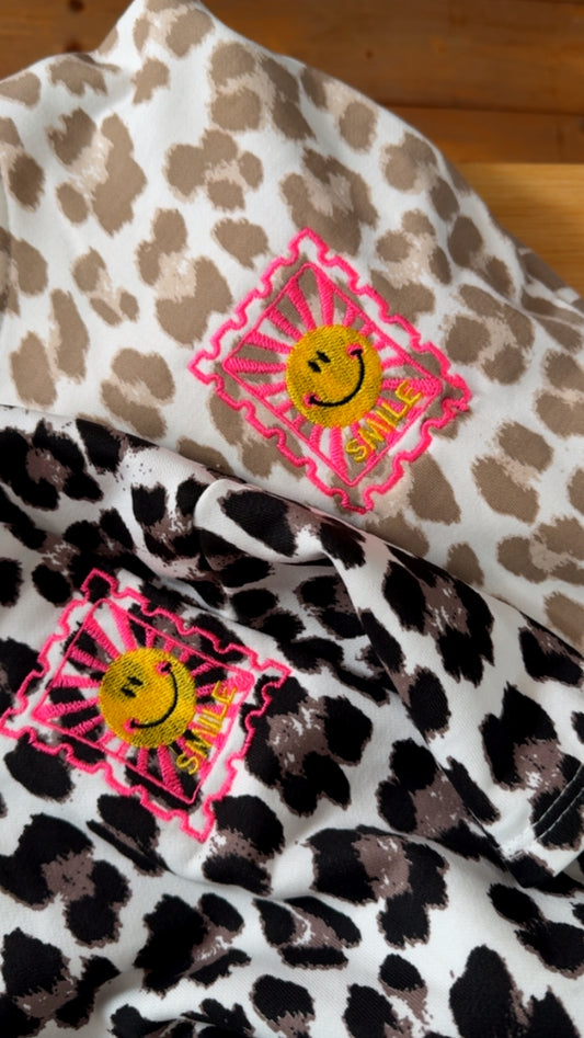 T-SHIRT FRENCH TERRY / LEO- SMILE STICKEREI