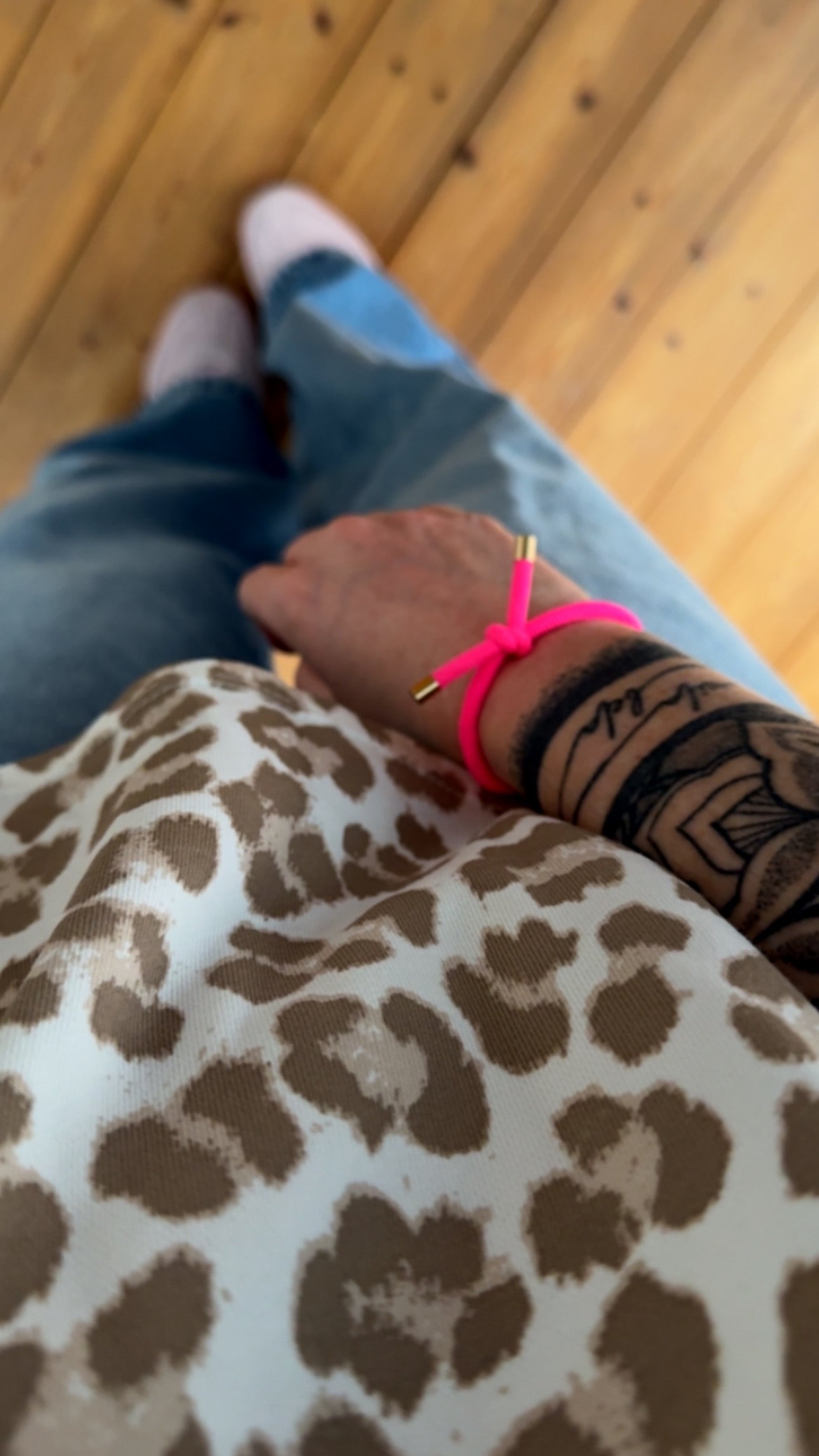 T-SHIRT FRENCH TERRY / LEO- SMILE STICKEREI