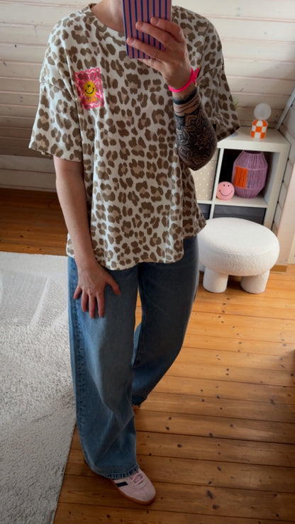 T-SHIRT FRENCH TERRY / LEO- SMILE STICKEREI