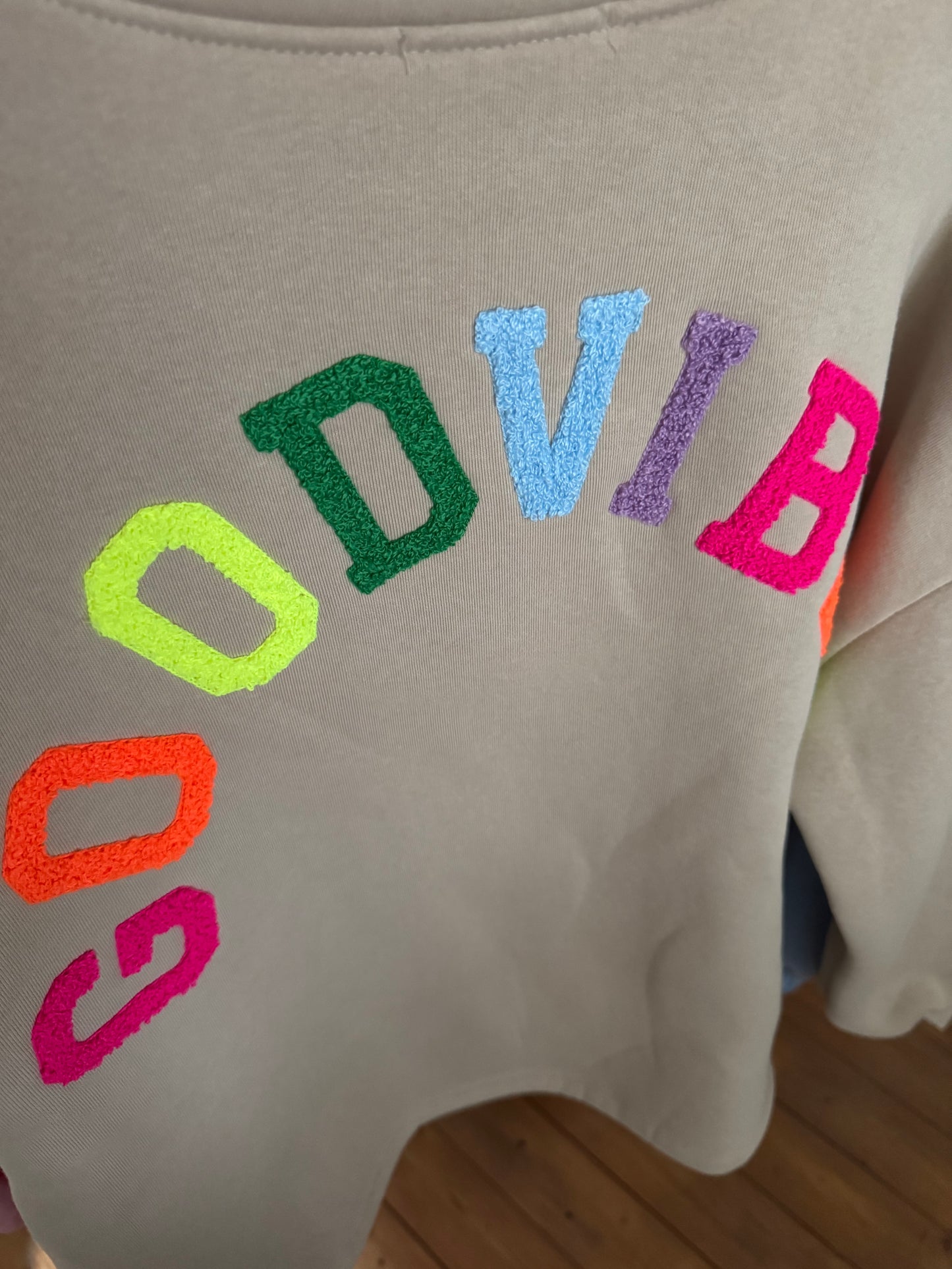 GOOD VIBES SWEATER PREMIUM FLUFFY
