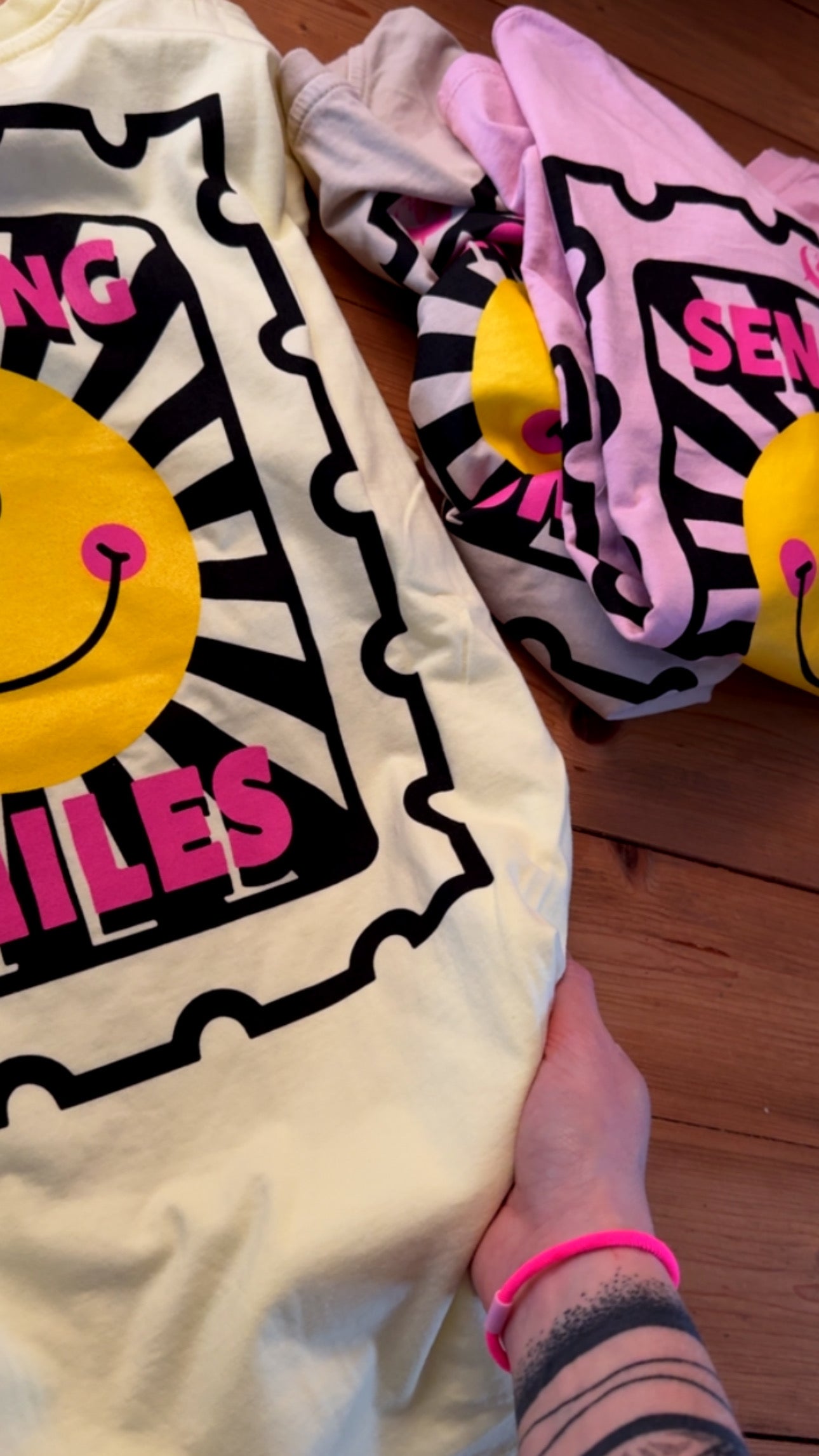 T-SHIRT SENDING SMILES PREMIUM