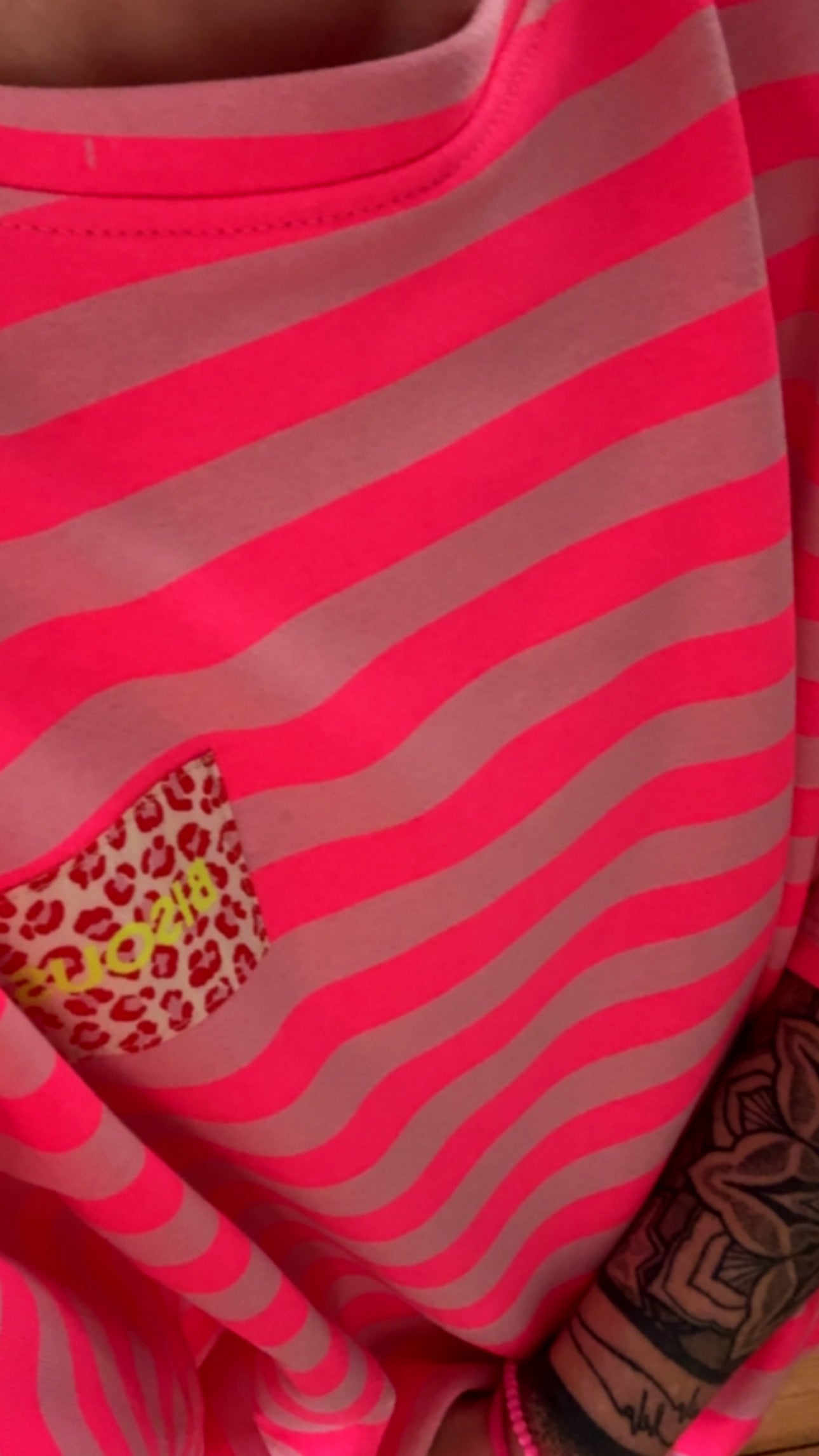 T-SHIRT PREMIUM STREIFEN FRENCH TERRY BISOUS LEO PATCH