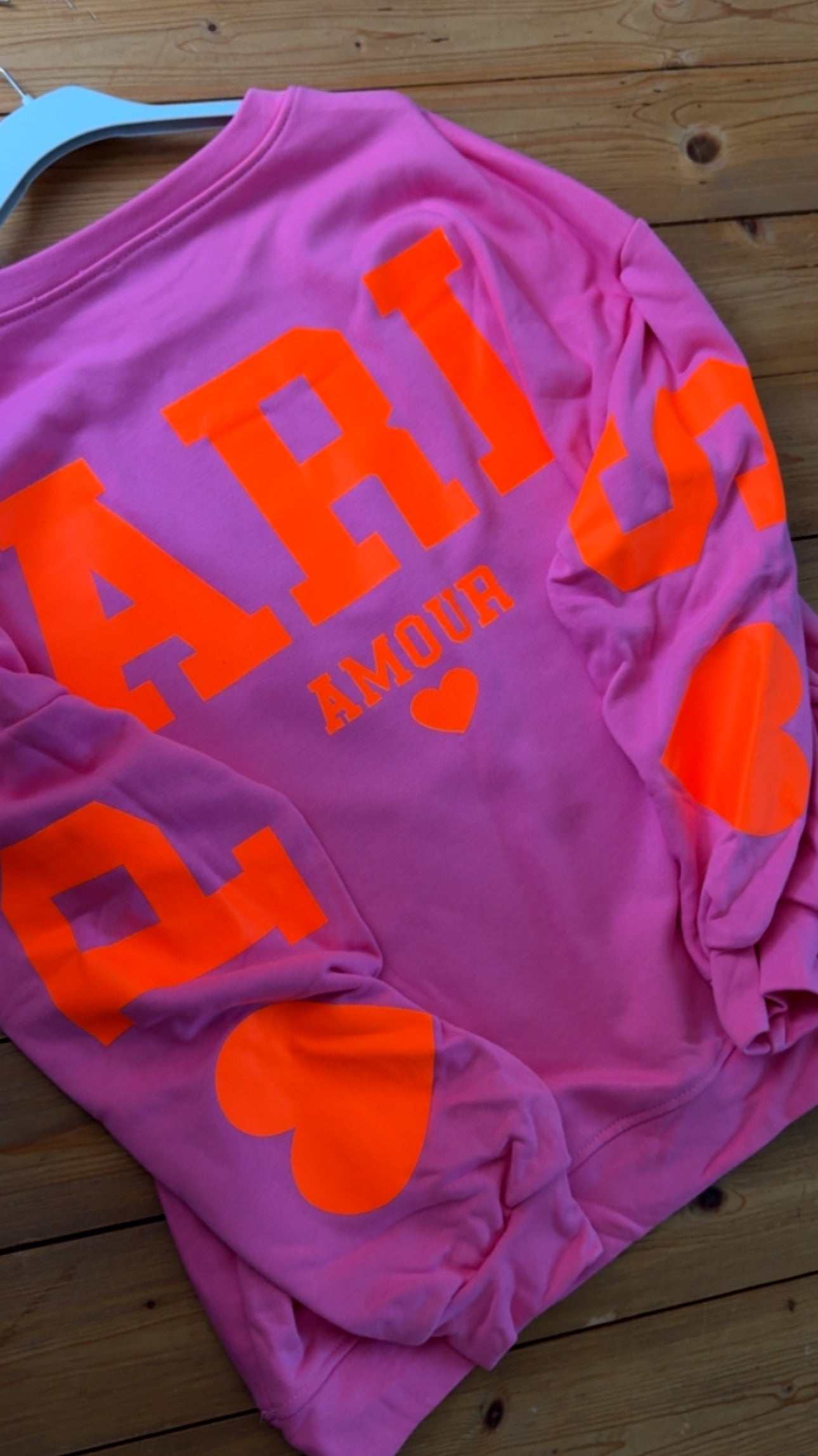 SWEATER PARIS AMOUR / 3 FARBEN RÜCKENPRINT