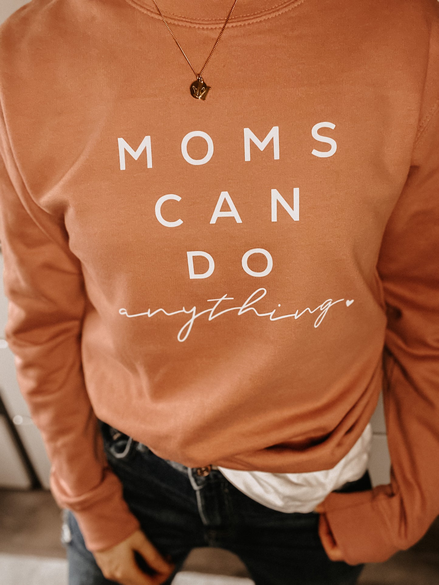 Damen Sweater *MOMS CAN DO anything 🖤*