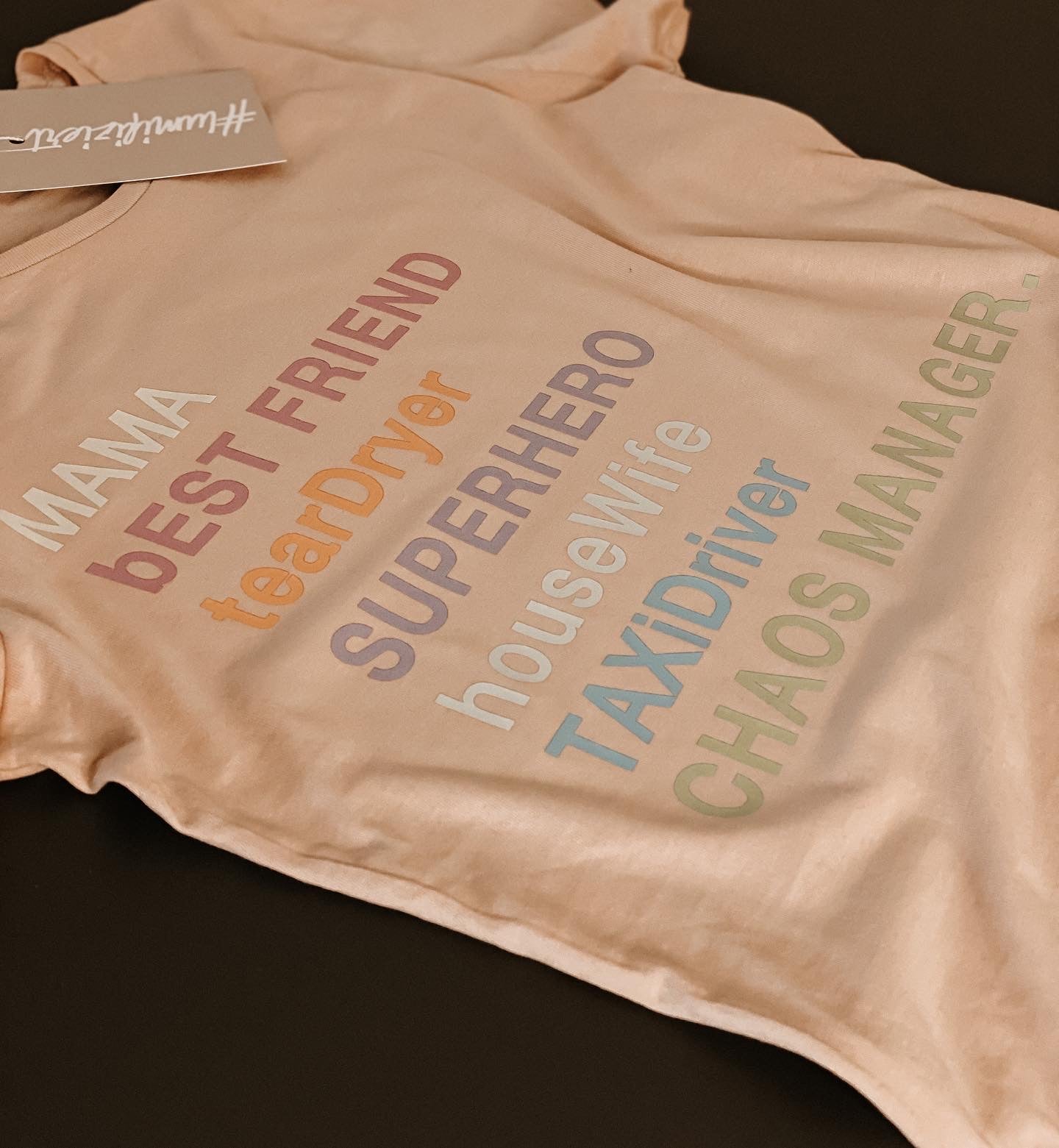 DAMEN BASIC TEE *MAMA SUPERHERO RAINBOW*