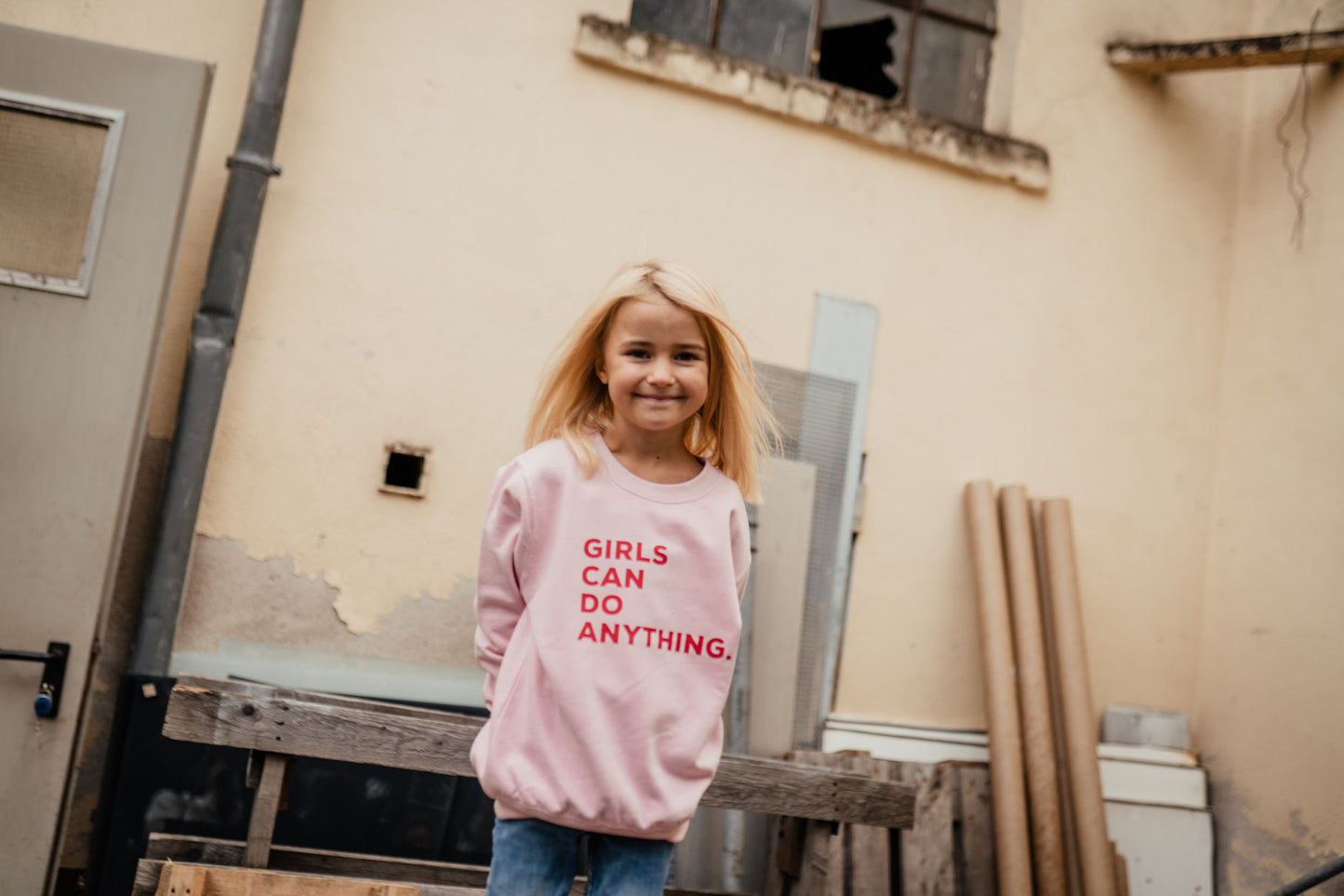 KIDS SWEATER *GIRLS CAN DO ANYTHING*